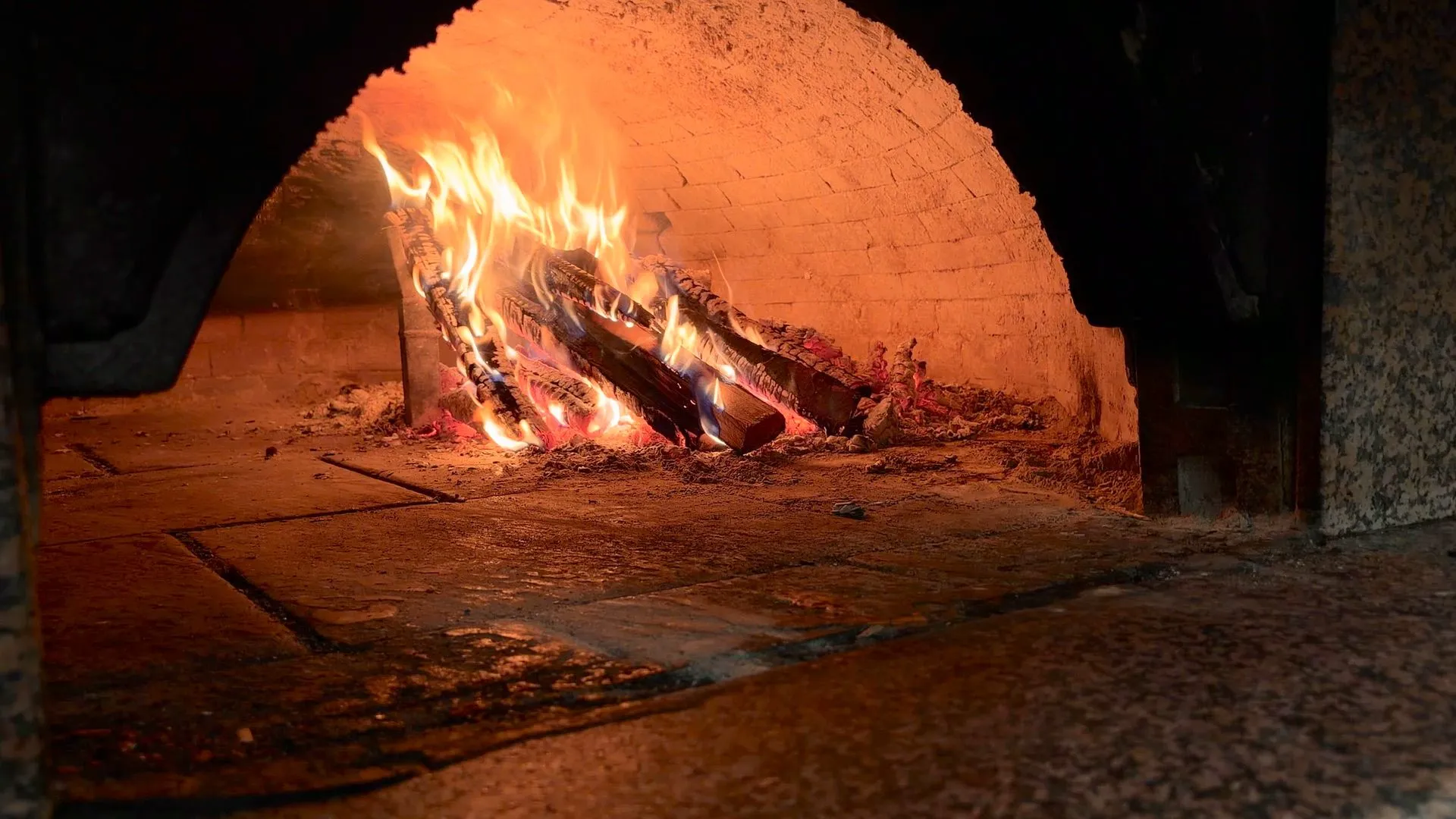 Pizza nel forno a legna della Pizzeria Giuseppe a Ferrara