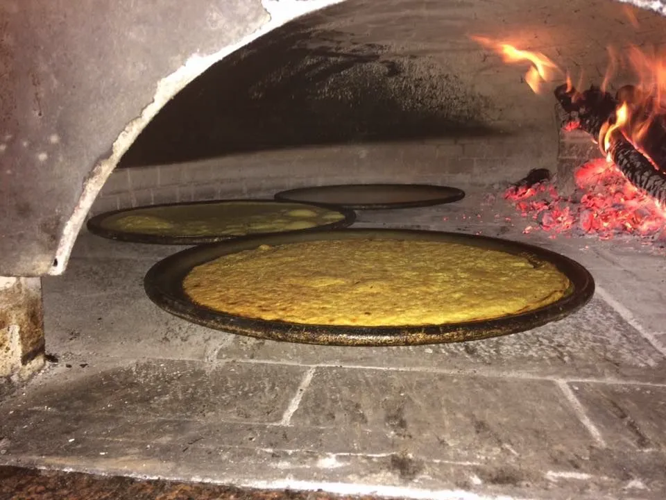 Preparazione pizza al padellino