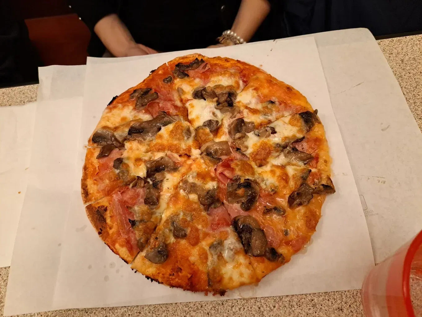 Interno della Pizzeria Giuseppe nel centro storico di Ferrara