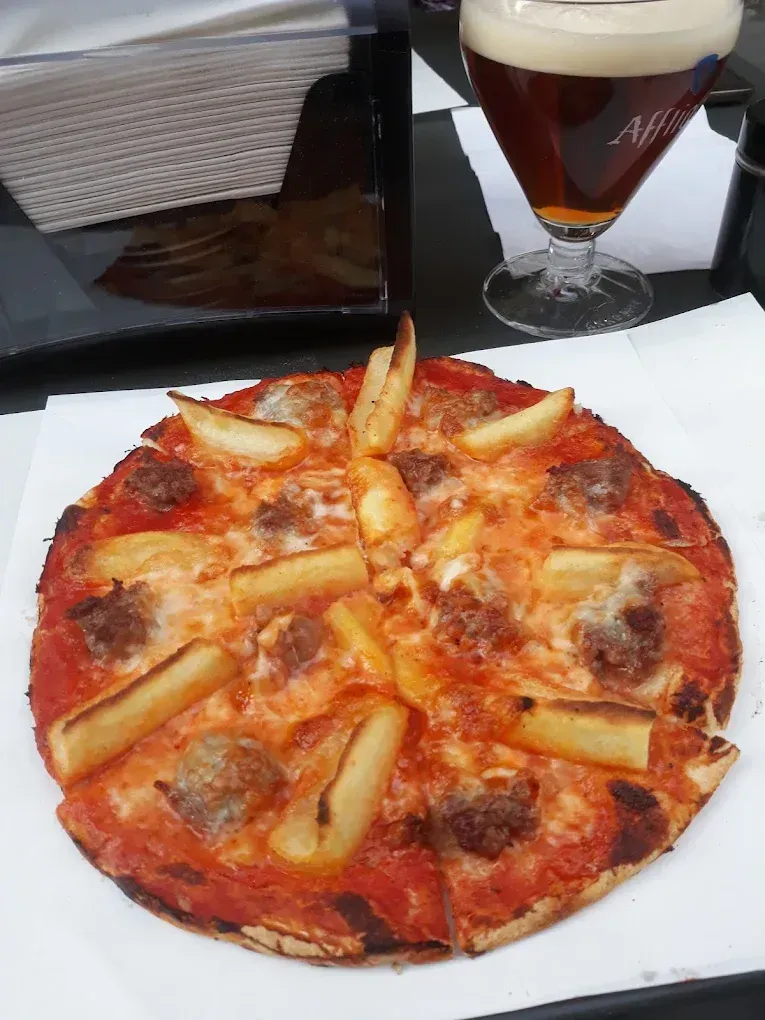 Pizza appena sfornata dal forno a legna